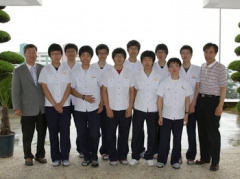 올해 각종 경시대회에서 입상한 문창고 학생들이 교사들과 기념촬영을 하고 있다.