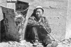 ))) 70년대초 대구…넝마주이 소년((( 1970년대초만 해도 대구 지역 곳곳에는 넝마주이나 아침에 밥을 얻어 먹으러 다니는 거지, 허잡스러운 물품을 팔러다니는 상이군경 등이 많았다. 블록 담장에 지친 몸을 기댄 채 해바라기를 하며 생모를 생각하는 듯 어린 넝마주이의 표정이 더없이 서럽기만 하다.2