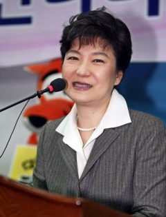 4일 한나라당 대구시당에서 열린 신년교례회에 참석한 박근혜 전 대표가 당원들에게 새해 인사를 하고 있다. 연합뉴스