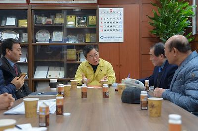 서양호 중구청장이 지난 20일 남대문시장 사무실에서 상가대표들에게 감사 인사를 하고 있다.