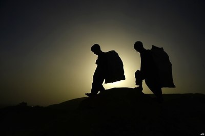 아프가니스탄 헤라트 외곽에서 아프간 소년들이 쓰레기를 줍고 있다.