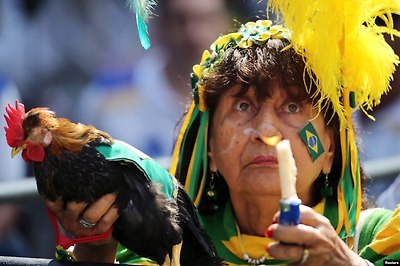 브라질&nbsp;리우데자네이루에서 여성이 생중계되고 있는 2018 러시아 월드컵 16강전 브라질-멕시코 경기를 보고 있다.