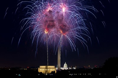독립기념일인 7월 4일을 맞아 워싱턴 DC의 링컨 기념관 위로 불꽃이 터지고 있다.