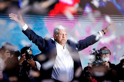 좌파 성향의 안드레스 마누엘 로페스 오브라도르 멕시코 대통령 후보가 1일 선거에서 당선된 후 멕시코 시티에서 지지자들을 향해 연설하고 있다. 