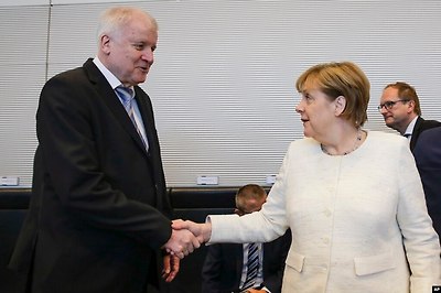 난민정책 해법을 놓고 마찰을 빚었던 앙겔라 메르켈 독일 총리(오른쪽)와 호르스트 제호퍼 내무장관이 독일 베를린의 의회에서 만나 악수하고 있다. 