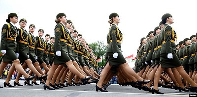 벨라루스 독립 기념일을 맞아 민스크에서 열린 군대 열병식에서 여군들이 행진하고 있다.&nbsp;