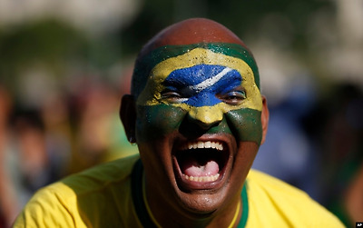2018 러시아 월드컵 16강전 브라질- 벨기에 경기가 7일 열리는 가운데 브라질 리우데자네이루에서 남성이 브라질 축구팀을 응원하고 있다.