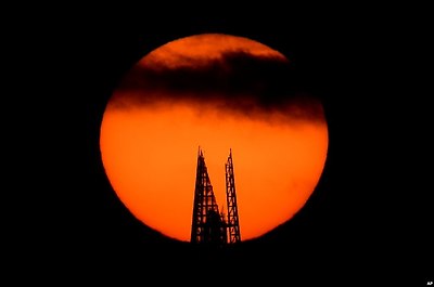 런던의&nbsp;더 샤드(THE&nbsp;SHARD) 전망대 너머로 해가 떠오르고 있다.&nbsp;