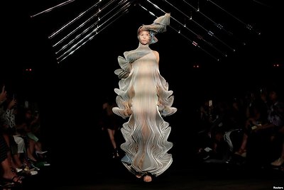 프랑스 파리에서 열린 디자이너 반 헤르펜의 2018/2019 가을/겨울 오트 쿠튀르&nbsp;컬렉션에서 모델이 의상을 선보이고 있다.