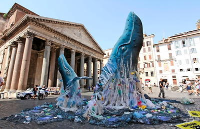 이탈리아 로마 판테온(기원 전 27년 로마의 신들을 모시기 위하여 세운 신전) 앞에서 플라스틱 쓰레기에 뒤덮인 고래 두 마리가 바다에서 나오는 형상을 한 조각물이 세워져 있다.&nbsp;