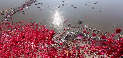 인도&nbsp;북부 중소도시 프라야그라지에서 쿰 메일러 축제를 맞아 상감에서 의식을 치르는 신자들을 향해 장미꽃잎을 뿌리고 있다.