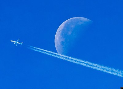 독일 프랑크푸르트 상공에 떠있는 달 옆으로 비행기가 지나가고 있다.