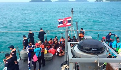 태국 푸켓 인근 해역에서 관광객을 태운 배가 전복된 후 구조원들이 실종자 수색에 나서고 있다. 지금까지 33명이 숨졌으며 사망자는 모두 중국인 관광객인 것으로 밝혀졌다.