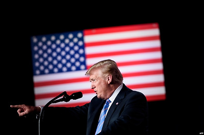 도널드 트럼프 미국 대통령이 웨스트버지니아주 화이트 설퍼 스프링에서 열린 퇴역 군인을 위한 자선행사 참석해 연설하고 있다.