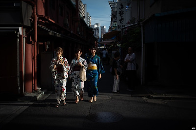 일본 도쿄의 거리에서 기모노를 입은 여성들이 걷고 있다.&nbsp;
