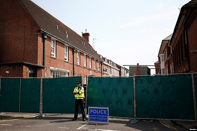 영국 런던 남부의 윌트셔 에임즈베리에서 40대 남녀가 '노비촉' 신경작용제에 노출된 후 의식불명으로 발견된 가운데 경찰이 두 남녀가 살던 '존 베이커 하우스' 앞에서 경비를 서고 있다. 