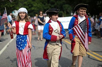 미국 매사추세츠주 케이프 코드의 반스트블 마을에서 7월 4일 독립기념일을 맞아 아이들이 성조기를 들고 행진하고 있다.&nbsp;