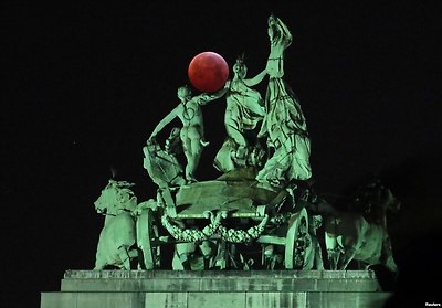 벨기에 브뤼셀늬&nbsp;생캉트네르개선문 위로 '슈퍼 블러드 울프 문'(Super blood wolf moon)이 떠있다.&nbsp;슈퍼블러드문은 달이 지구와 가장 가까워지는 때와 보름달이 뜨는 시기가 겹치는 슈퍼문과 달이 지구와 일직선에 놓여 개기월식이 일어날 때 붉게 보이는 블러드문을 합친 말이다. 울프문은 미국 인디언들이 긴 겨울밤 늑대 울음소리를 들을 때 보는 달로, 1월에 뜨는 달을 표현하는 단어이다.