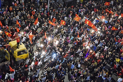 Phố đi bộ Hà Nội 'thất thủ' sau chiến thắng của U23 Việt Nam