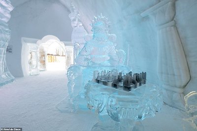 Hôtel de Glace describes the interior for 2021 as a 'journey to a surreal world' where 'snow and ice sculptures are larger than nature and allow you to experience extraordinary optical effects and illusions'. This sculpture can be found in the Grand Hall