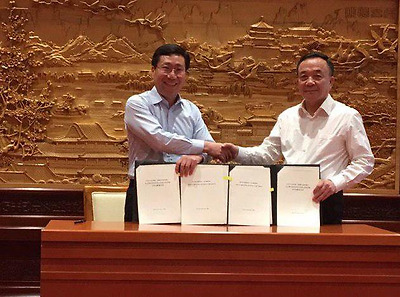 양정철 민주연구원장이 10일 베이징에서 리지 중국 당교 부교장과 교류협약을 체결하고 악수하고 있다.