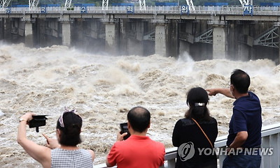 수문 개방한 팔당댐