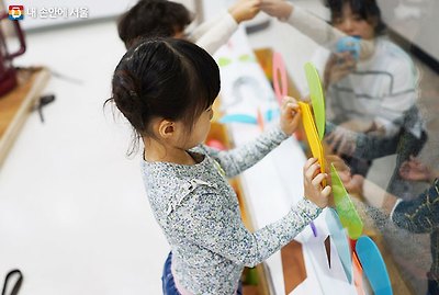 서울상상나라에서 직접 체험하며 즐거워하는 어린이들