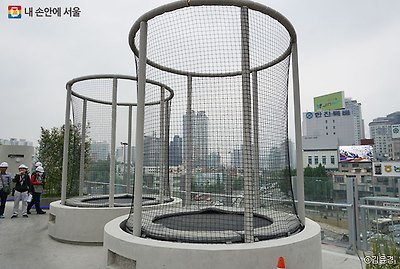안전망을 설치해 안심하고 즐길 수 있는 트램펄린 ⓒ김윤경