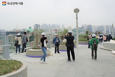 경관이 가장 좋다는 곳에서 모두 사진기를 꺼내들었다. ⓒ김윤경