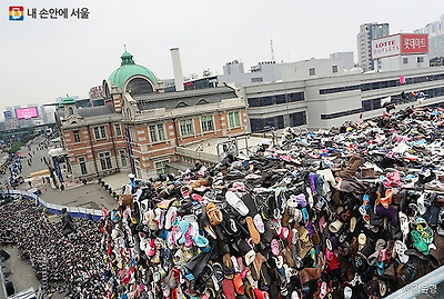 서울로7017 옆에 설치 중인 `슈즈트리` 공공미술 작품. 완성될 내용이 궁금하다. ⓒ김윤경