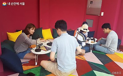 서울로7017에서 보드게임을 즐기는 사람들 ⓒ최은주