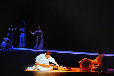 베르사유 궁전에서 국립무용단의 춤사위에 맞춰 가야금을 연주하고 있는 황병기 선생. 주프랑스 한국문화원은 2007년 연하장에 이 사진을 썼다.