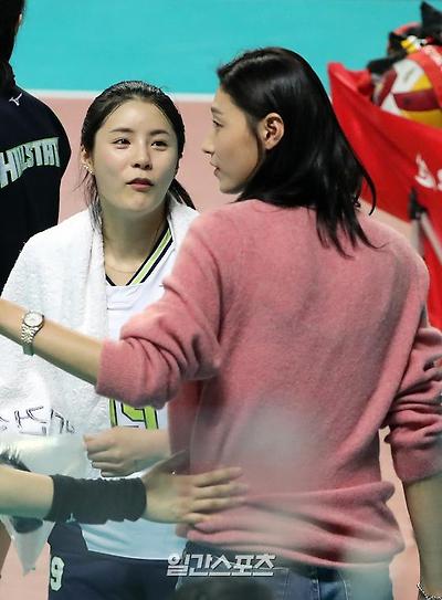 이미 이재영과 이다영 쌍둥이 자매를 붙잡는데 10억을 소진한 흥국생명. 여자 배구 규약과 남은 금액 상 김연경이 흥국생명과 도장을 찍을 시 받게 될 최대 계약 규모는 6억 5000만원으로 전망된다.