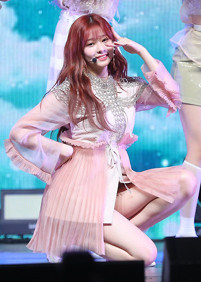 그룹 아이즈원이 1일 오후 서울 용산구 한남동 블루스퀘어에서 열린 두 번째 미니앨범 ‘하트라이즈’(HEART*IZ) 쇼케이스 무대에 올라 열띤 공연을 펼치고 있다. 박세완 기자 park.sewan@jtbc.co.kr / 2019.04.01/