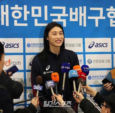 지난 1월 2020 도쿄올림픽 본선진출에 성공한 여자배구대표팀이 인천국제공항을 통해 귀국했다. 김연경이 밝은 표정으로 인터뷰 하고있다. IS포토
