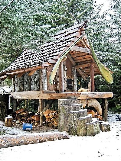 Some one with a creative mind made this cabin. Cabin Designs: Build the Best Cabin for Your Lifestyle From logs to straw bales to metal, the materials you choose will play a determining ...: 