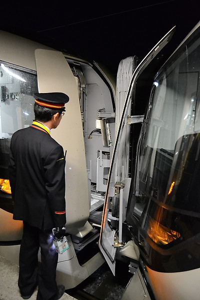 Tobu railway 500 kei shimoimaichi station.jpg