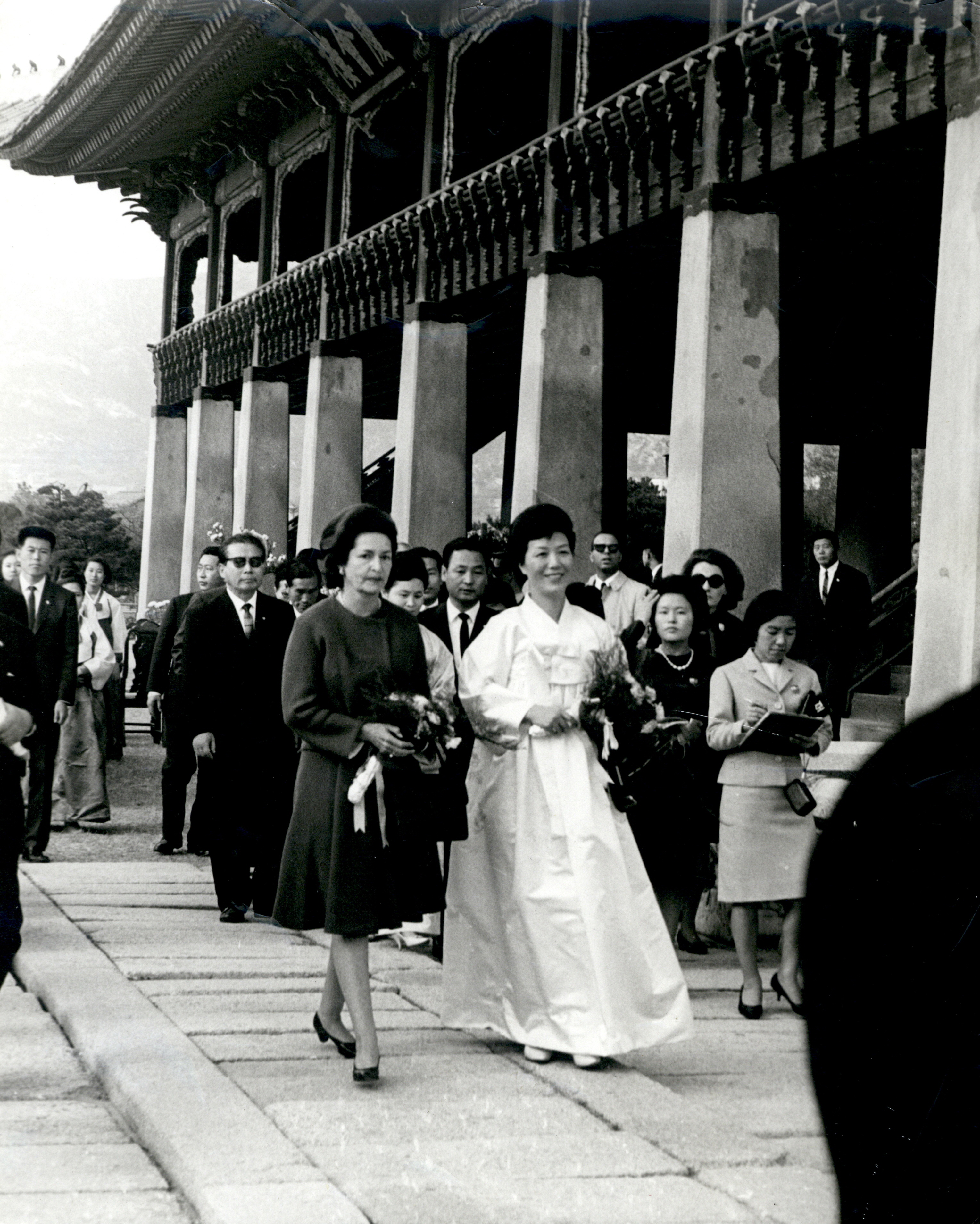 경회루 앞을 지나는 육영수여사