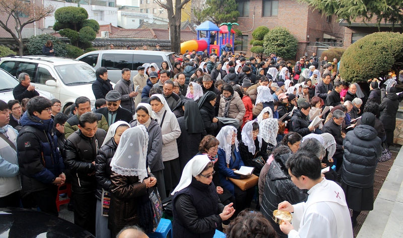 7백석 성당이 가득 차고 바깥까지 가득찬 시국미사