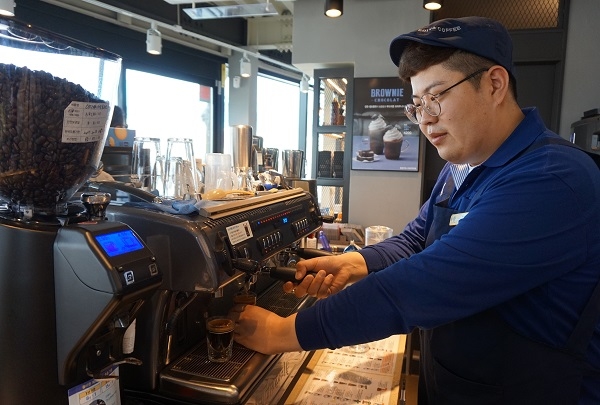 ▲최고급 커피머신으로 원두를 갈아내 보다 깊고 풍부한 커피 향과 맛을 즐길 수 있다 ⓒ프레시안(=김수미 기자)