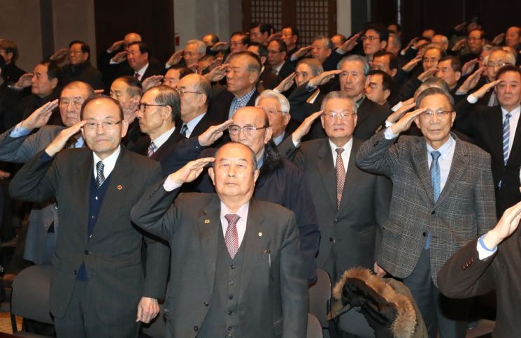 30일 오후 서울 한국프레스센터에서 열린 '대한민국수호 예비역 장성단 출범식'에서 참석자들이 국민의례를 하고 있다. (사진=연합뉴스)