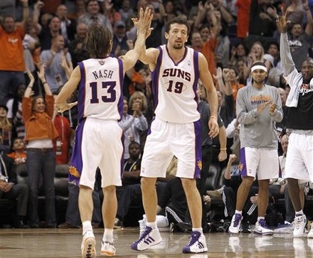 Phoenix Suns' Hedo Turkoglu (19), Of Turkey, Gets