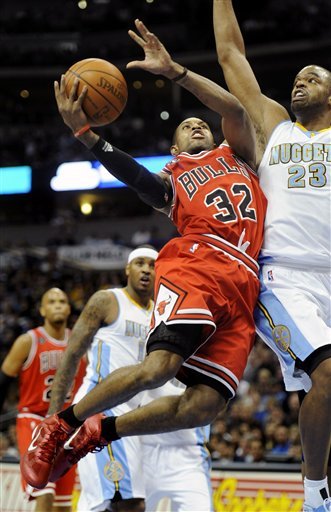 Chicago Bulls Guard C.J. Watson (32) Drives