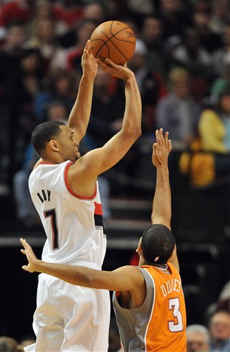 Portland Trail Blazers Guard Brandon Roy (7) Shoots