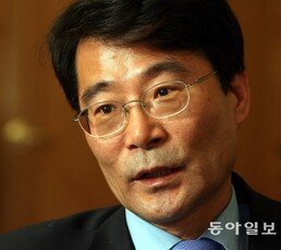 “장하성 등 경제팀 교체해야” 46%… “유임” 26%