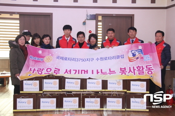 19일 오후1시 수원시에 위치한 명성갈비에서 수노회 회원과 수원로타리클럽회원들이 모여 중증장인과 독거노인가정에 설 명절 선물세트를 전달했다. (사진 = 김종식 기자)