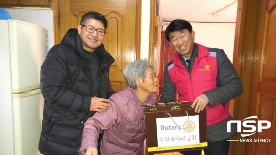 19일 오후1시부터 수노회 회원과 수원로타리클럽회원들이 중증장인과 독거노인가정을 방문해 설 명절 선물세트를 전달했다. (사진 = 김종식 기자)