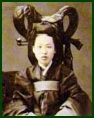 ▶ 명성황후의 사진으로 전해왔으나, 근래 조선의 한 궁녀 사진으로 판명됨