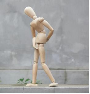 허리 구부리고 있는 목각인형
