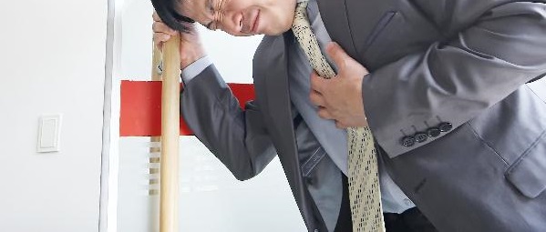 가슴 아파하는 남성